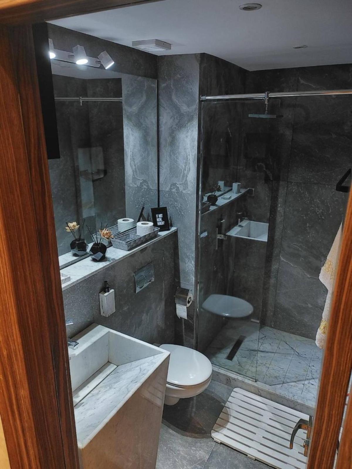Nid Douillet Dans La Rose Appartement Marrakesh